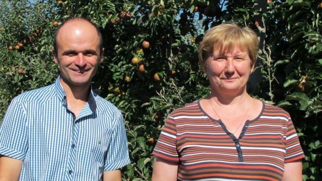 Яблочный фермер Барбара Домасевич и ее муж.