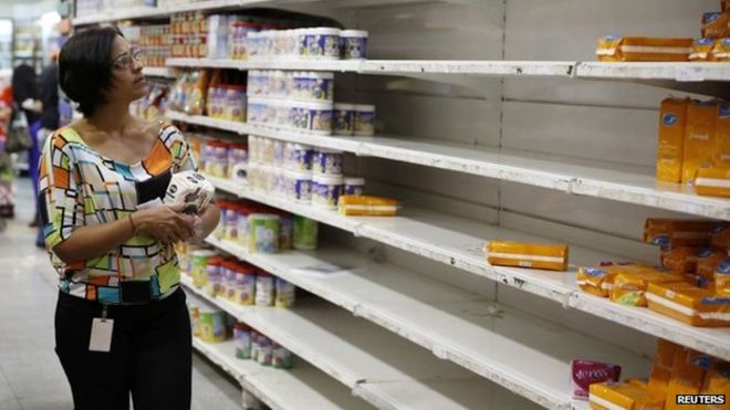 Женщина покупает продукты в супермаркете в Каракасе. 21/08/2014