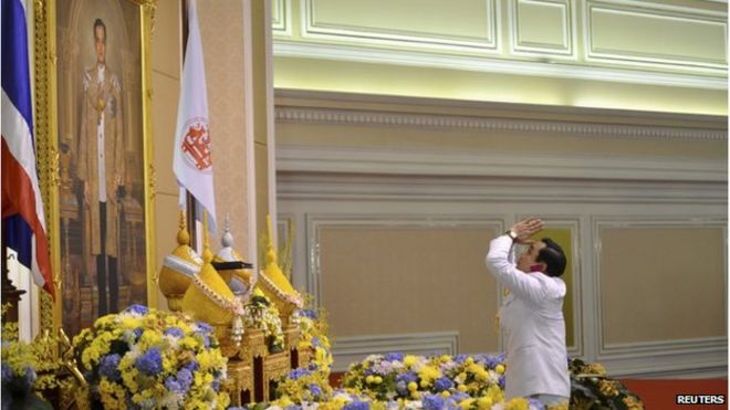 Вновь назначенный премьер-министр Таиланда Прают Чаноча отдает дань уважения, получив королевское одобрение, перед портретом короля Таиланда Пумипона Адульядета в штаб-квартире Королевской армии в Бангкоке на этой раздаточной фотографии 25 августа 2014 года, предоставленной Домом правительства Таиланда.