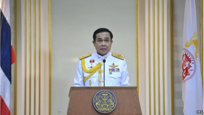 На раздаточном материале, предоставленном правительством Таиланда, показаны глава тайской военной хунты и новоназначенный премьер-министр генерал Прают Чаноча, читающий заявление после того, как он получил королевское командование в штабе армии в Бангкоке, Таиланд, 25 августа 2014 года