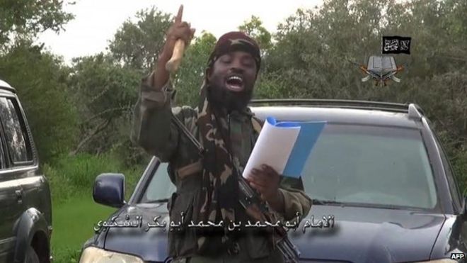 На снимке экрана, снятом 24 августа 2014 года из видео, выпущенного нигерийской исламистской экстремистской группой «Боко харам» и полученного AFP, показан лидер нигерийской исламистской экстремистской группы Боко харам Абубакар Шекау, который произносит речь в неизвестном месте.