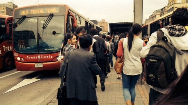 Пассажиры ждут автобус Transmilenio в Боготе