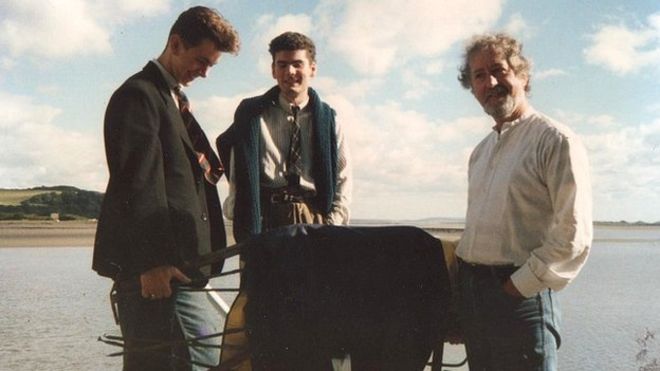 Майкл Шин восстанавливает ворота дома Билла Дилана Томаса в 1984 году с Чарли и Джоном Уззеллом-Эдвардсом