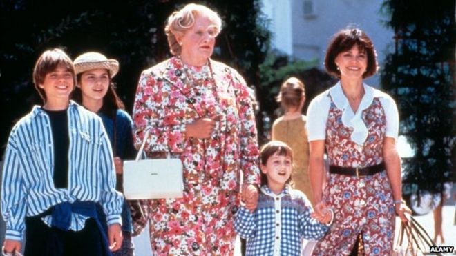 Миссис Даутфайр (Робин Уильямс) в окружении своих детей и бывшей жены