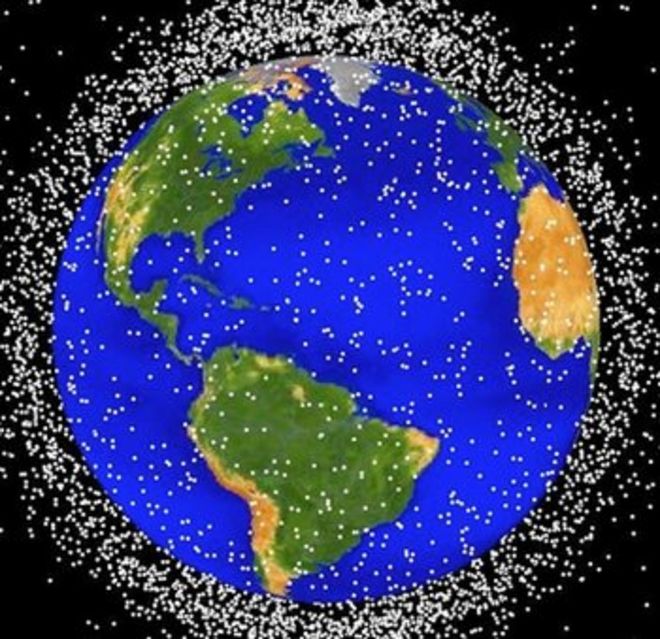 (CIRCA 1989). На этом раздаточном изображении Национального управления по аэронавтике и исследованию космического пространства (НАСА) показано графическое представление космического мусора на низкой околоземной орбите.