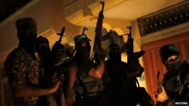 Боевики ХАМАСа проходят через город Газа после объявления о прекращении огня (27 августа 2014 года)