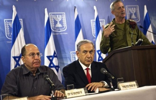 Министр обороны Израиля Моше Яалон, премьер-министр Биньямин Нетаньяху, начальник штаба сил обороны Израиля Бенни Ганц на пресс-конференции в Тель-Авиве (28 июля 2014 года)