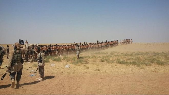 На фото, размещенном в сети, якобы изображены солдаты сирийской армии в нижнем белье, которых ведут боевики Исламского государства через пустыню (27 августа 2014 года)