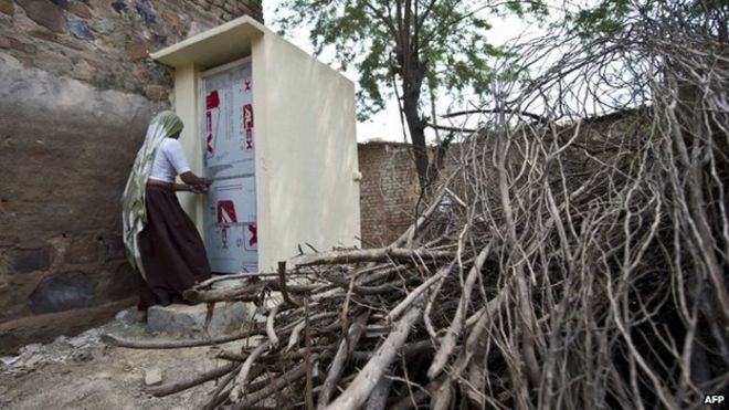 Жительница индийской деревни Гита пользуется туалетом, построенным международной неправительственной организацией Сулабх в деревне Хирматала района Меват в штате Харьяна.