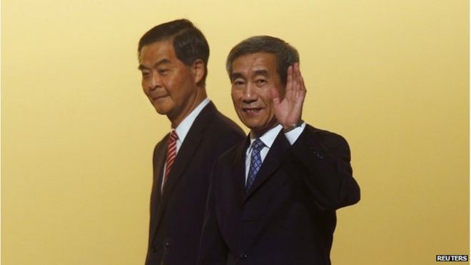 Ли Фэй (справа), заместитель генерального секретаря Постоянного комитета Национального народного конгресса (ВСНП), встречается с главой исполнительной власти Гонконга Леунгом Чун-ином, когда они прибывают на брифинг в Гонконге 1 сентября 2014 года.