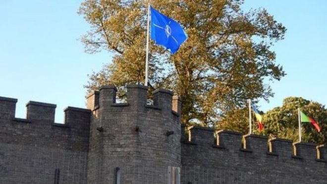 Флаг НАТО развевается над Кардиффским замком