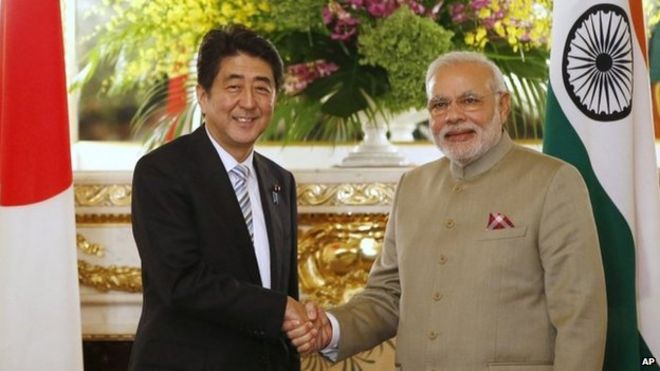Премьер-министр Индии Нарендра Моди и премьер-министр Японии Синдзо Абэ пожимают друг другу руки перед своими переговорами в гостевом доме в Токио. Понедельник, 1 сентября 2014 г.