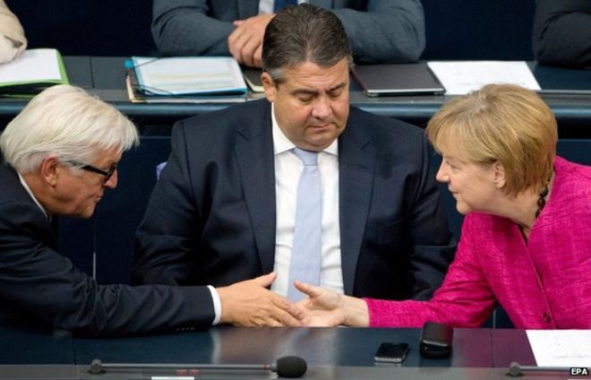 Канцлер Ангела Меркель с Зигмаром Габриэлем (C) и Франком-Вальтером Штайнмайером (L) из левоцентристской СДПГ