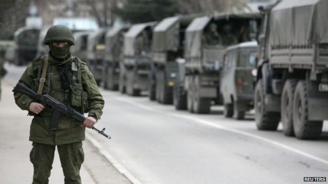 Фото из архива: Вооруженный российский солдат стоит возле транспортных средств российской армии возле украинского пограничного поста в крымском городе Балаклава, 1 марта 2014 года