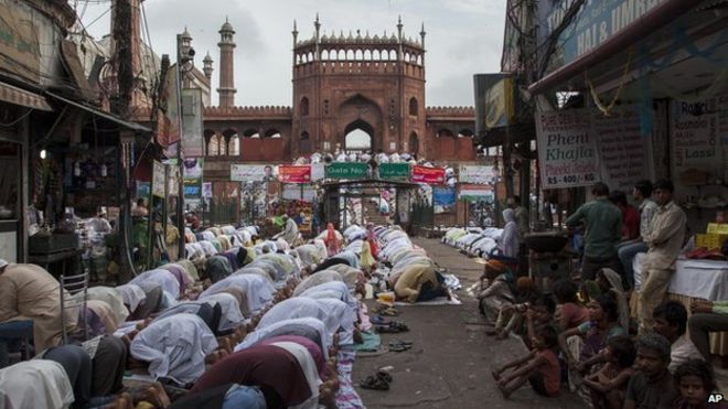 Мусульмане Индии молятся возле мечети Джама в Нью-Дели 29 июля 2014 года