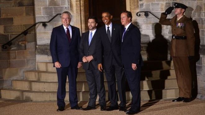 Президент Обама позировал вместе с первым министром Уэльса Карвином Джонсом, министром Уэльса Стивеном Краббом и премьер-министром Дэвидом Кэмероном