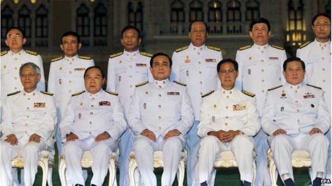Глава военной тайской хунты и недавно назначенный премьер-министр генерал Прают Чаноча (в центре, сидя) и неизвестные члены кабинета позируют для групповой фотографии после церемонии приведения к присяге в Доме правительства в Бангкоке, Таиланд, 4 сентября 2014 года.