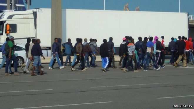 Незаконные мигранты в сопровождении полиции в Кале (3 сентября 2014 года)