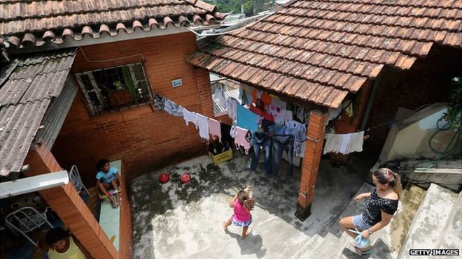 Члены семьи Дас Невес собираются в своем доме в фавеле Празерес 19 октября 2013 года в Рио-де-Жанейро, Бразилия. Семья участвует в бразильской «Bolsa Familia»