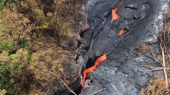 Жидкие потоки лавы из потока лавы 27 июня из вулкана Килауэа в Пахоа, Гавайи, 1 сентября 2014 года