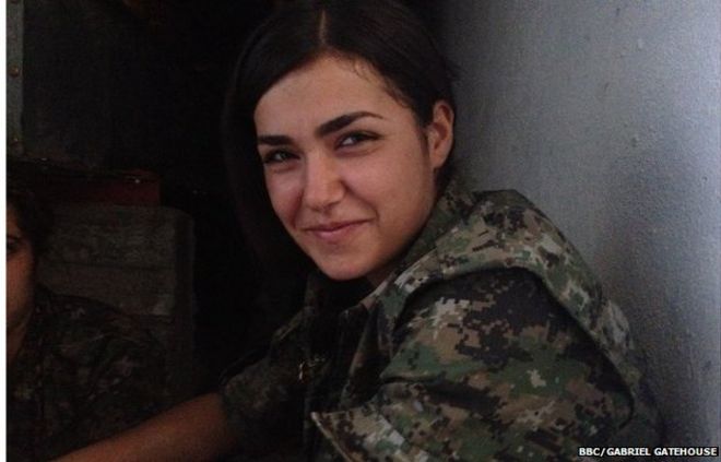 Diren, курдская женщина-боец в Северной Сирии около 5 сентября 2014 года