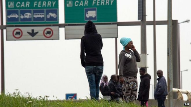 Мигранты ждут около дороги около паромного порта Кале 5 сентября 2014 года