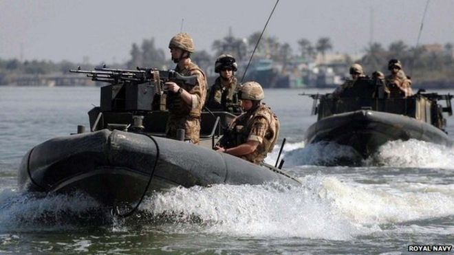 Британские королевские морские пехотинцы проводят операции на водных путях в регионе Басра на юге Ирака в 2007 году
