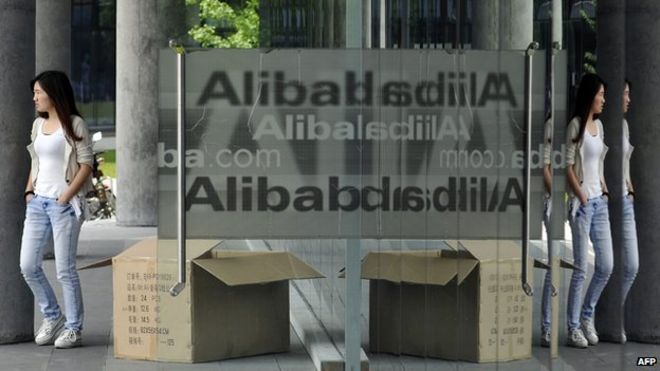 21 мая 2012 года китаянка выходит из здания головного офиса Alibaba в Ханчжоу, в провинции Чжэцзян на востоке Китая.