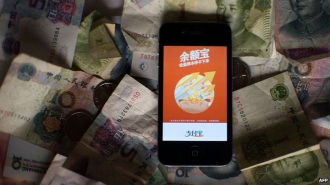 Логотип Yuebao, инвестиционного продукта платформы онлайн-платежей Alibaba Alipay, был размещен на смартфоне в Шанхае 13 июля 2014 года.