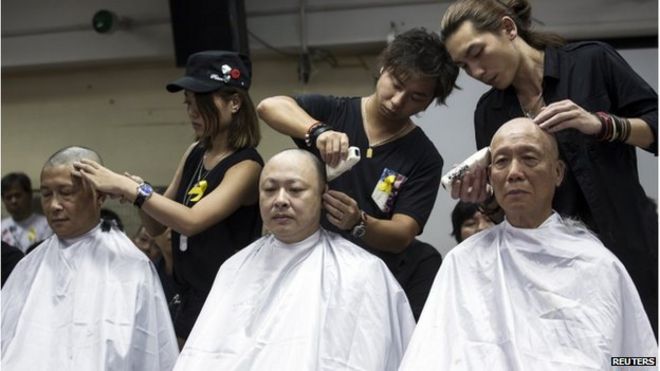 Основатели движения Occupy Central (от L до R), академик Чан Кинман, академик Бенни Тай и Преподобный Чу Юй-мин бреют головы во время протеста, призывая людей присоединиться к ним для предстоящего митинга в Гонконге ( 9 сентября 2014 г.)