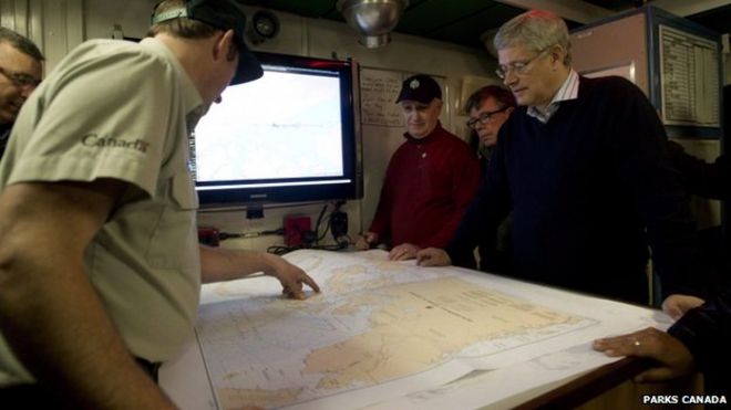 Премьер-министр Канады Стивен Харпер получает информацию о местонахождении корабля