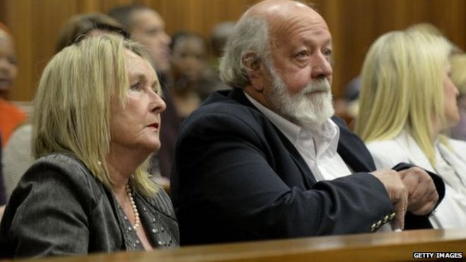 Джун и Барри Стинкамп во время заседания в Высоком суде Претории 8 августа 2014 года в Претории, Южная Африка