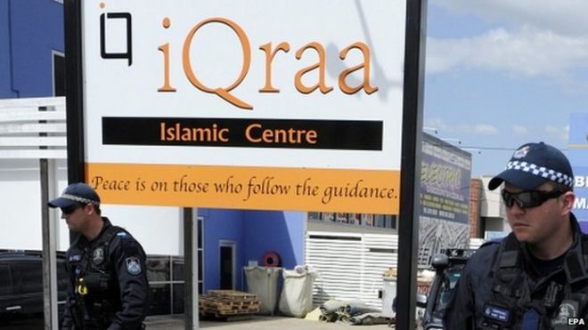 Федеральная полиция Австралии возле Исламского центра iQraa в Андервуде, пригород Брисбена, Австралия, 10 сентября 2014 года