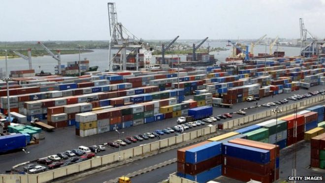 Контейнеры в главном морском порту Нигерии в Лагосе