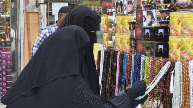 Женщины делают покупки на рынке Джидды