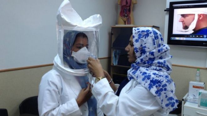 Медицинские работники надели защитные средства в саудовской больнице