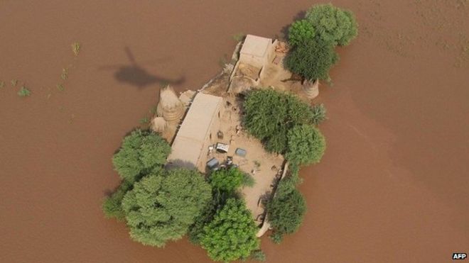 Вид с воздуха пострадавших от наводнения жителей в комплексе их дома - Пакистан 12 сентября