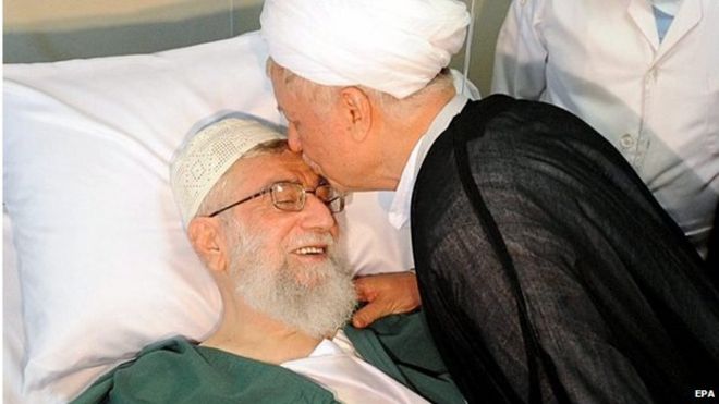 Али Акбар Рафсанджани целует аятоллу Али Хаменеи (09.09.14)