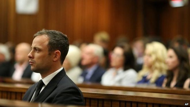 Оскар Писториус сидит на скамье подсудимых и смотрит в суд в Претории, Южная Африка, 12 сентября 2014 года