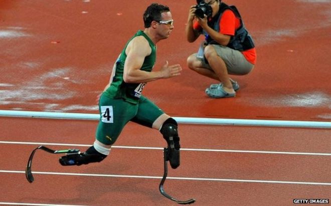 Фото из архива: Оскар Писториус из Южной Африки завоевал золото с мировым рекордом на дистанции 400 метров в прыжке в длину в 10-й день Пекинских Паралимпийских игр 2008 года, проходивших в Пекине, Китай.