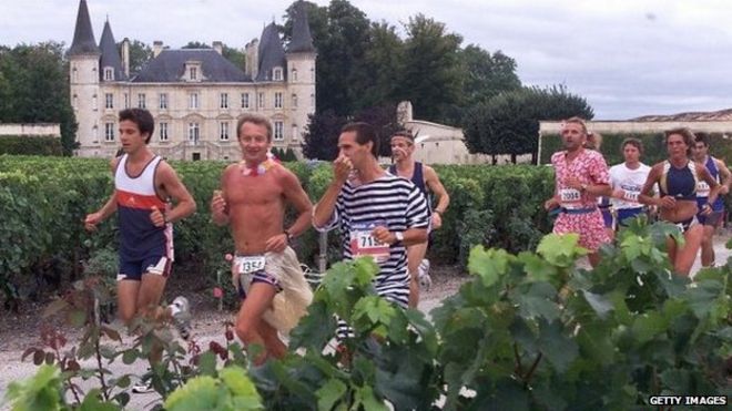 Участники проходят мимо Шато Пишон-Лонгвиль и его виноградников Пойяка