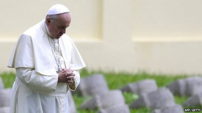 Папа Франциск во время мессы на военном кладбище Редипулья в Италии 13 сентября 2014 года