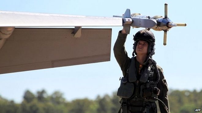 Член ВВС Австралии проводит проверки на истребителе Super Hornet - 11 августа 2014 г.