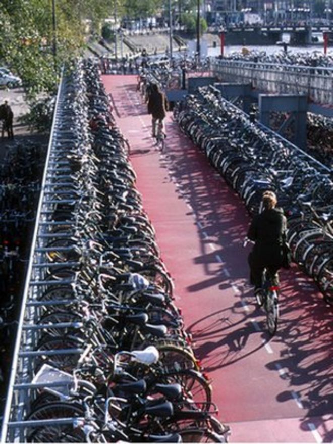 Велосипедный парк, Амстердам (Фото: BBC)