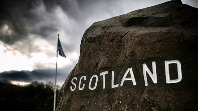 Знак границы Шотландии с флагом в фоновом режиме