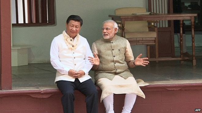 Г-н Си (слева) был в традиционной индийской куртке, подаренной ему г-ном Моди (справа) в среду