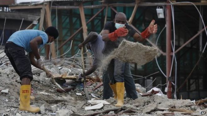Спасатели разыскивают выживших в обломках рухнувшего здания, принадлежащего Синагоге Церкви всех наций в Лагосе, Нигерия, вторник, 16 сентября 2014 года