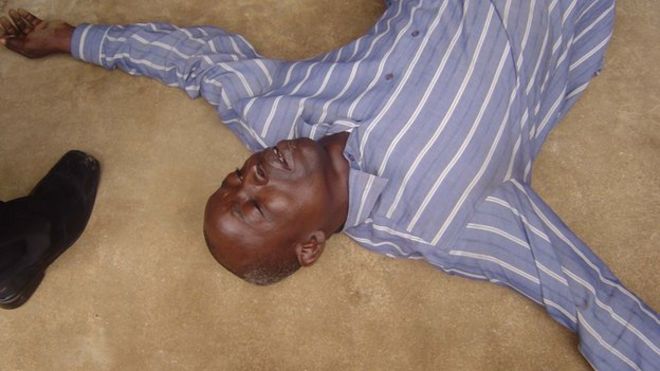 Нигерийский мужчина лежит на земле во время сеанса исцеления в Лагосе в недатированной картине.