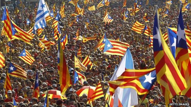 Каталонцы с независимыми флагами (Estelada) собираются на Gran Via de les Corts Catalanes во время празднования Национального дня Каталонии (Diada) в Барселоне 11 сентября 2014 года.