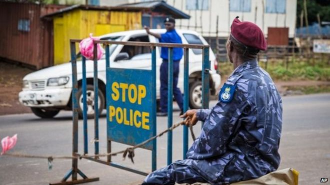 Полиция охраняет контрольно-пропускной пункт во Фритауне, Сьерра-Леоне, 19 сентября 2014 года